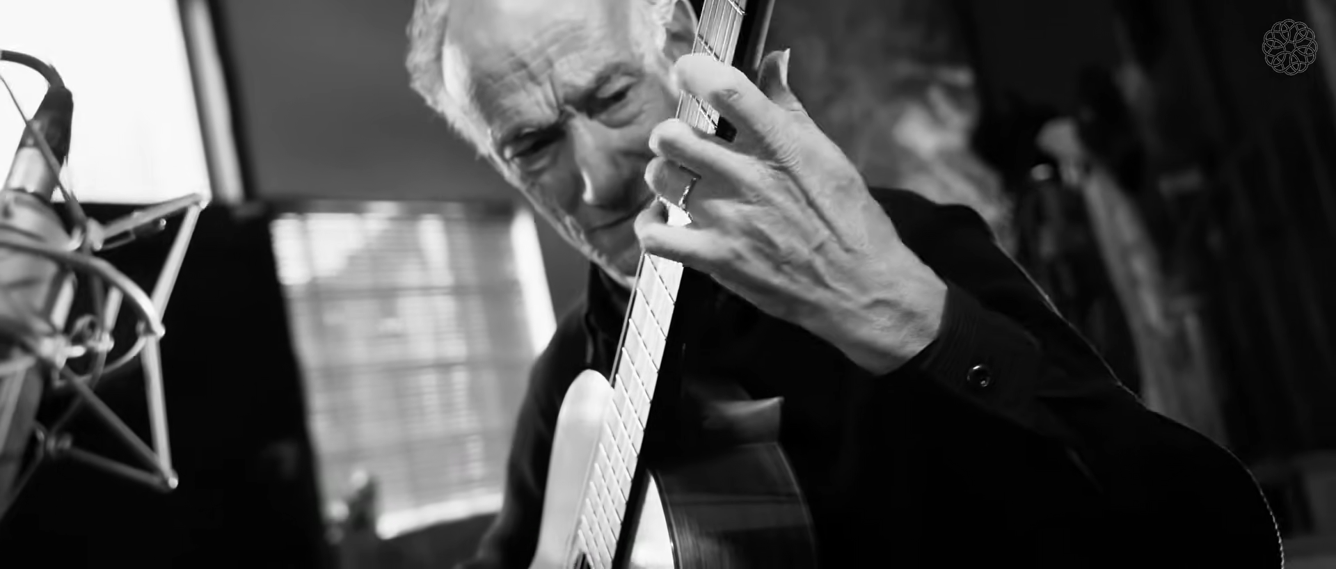 Roberto Aussel plays A la memoria de Astor by Saul Cosentino