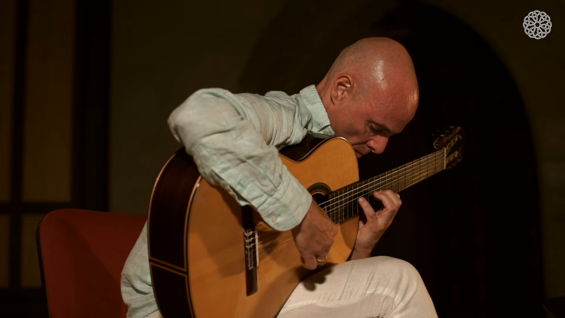 Ricardo Gallén plays Colloquial Preludes No. 9 in A Major by Sergio Assad