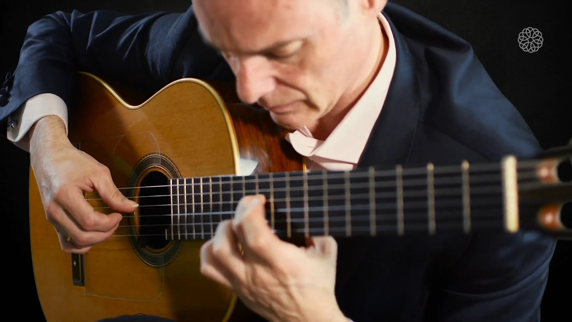 Ricardo Gallén plays El juego de los abalorios by Leo Brouwer | Dedicated by Knobloch Strings