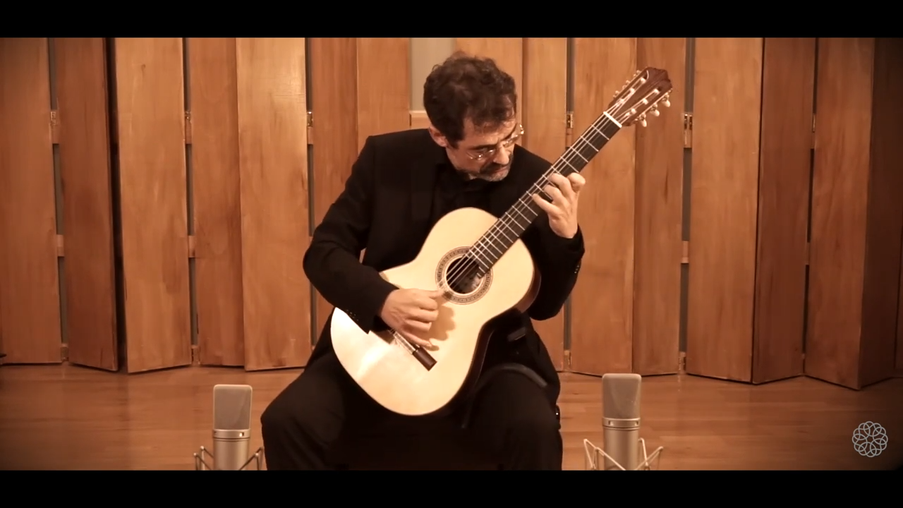 Àlex Garrobé performs “La Calma del Mar”
