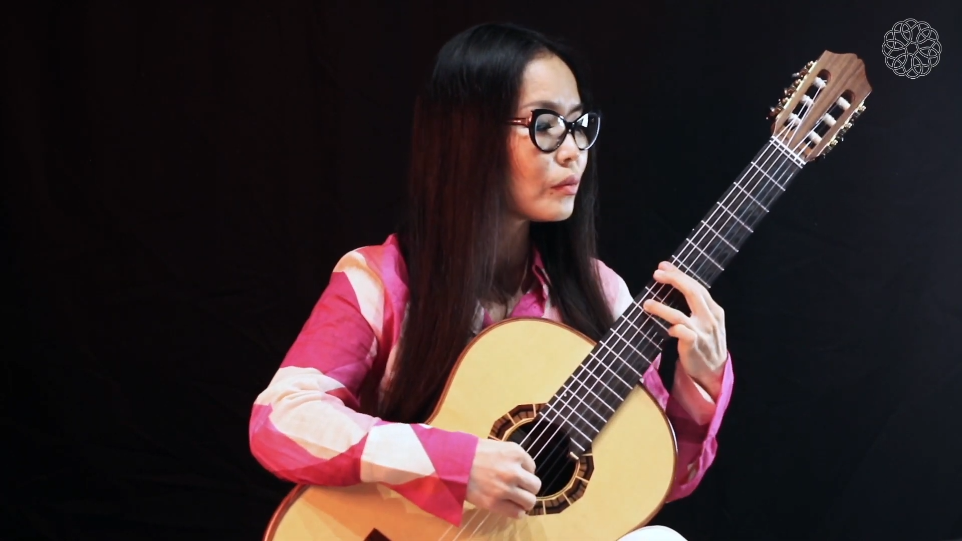 Thu Le plays Loi Lo Blend by Sergio Assad