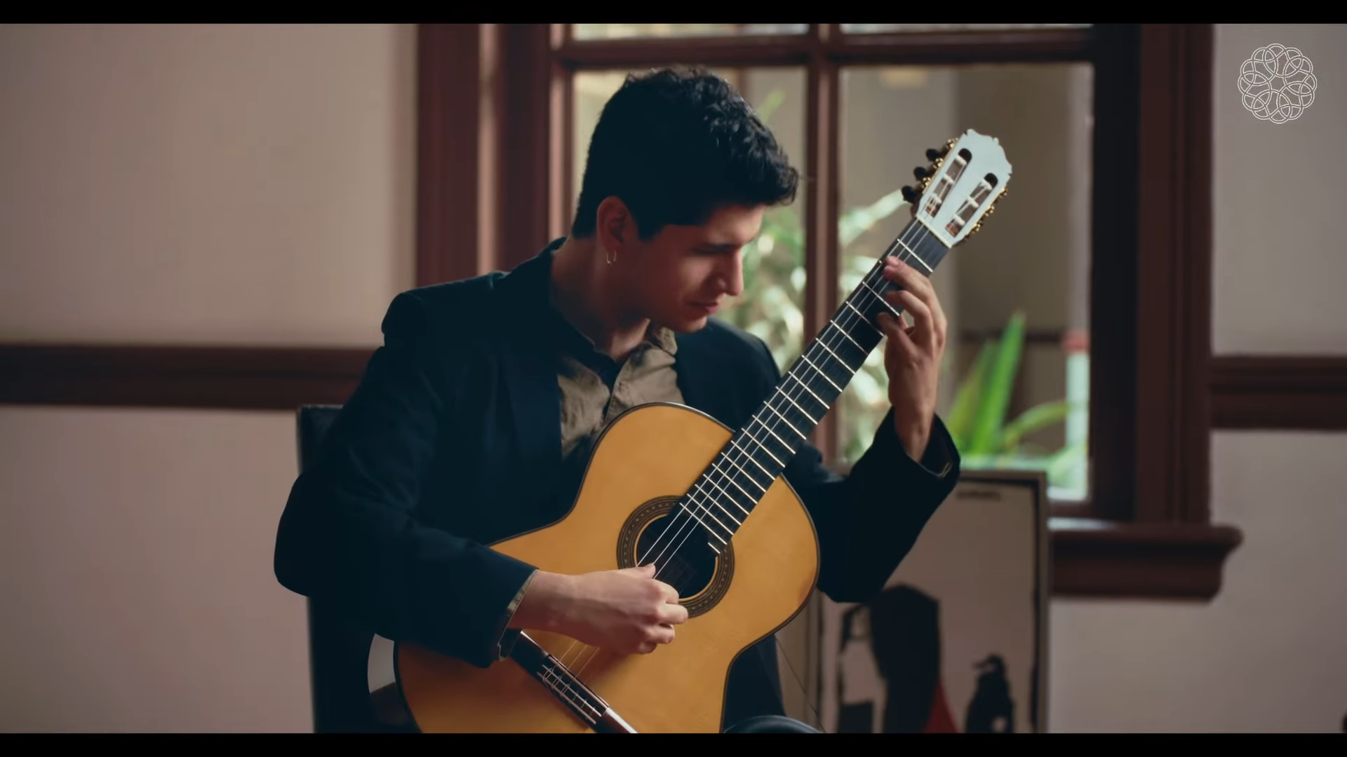Adrián Montero plays Porro from Suite Colombiana No. 4 by Gentil Montaña